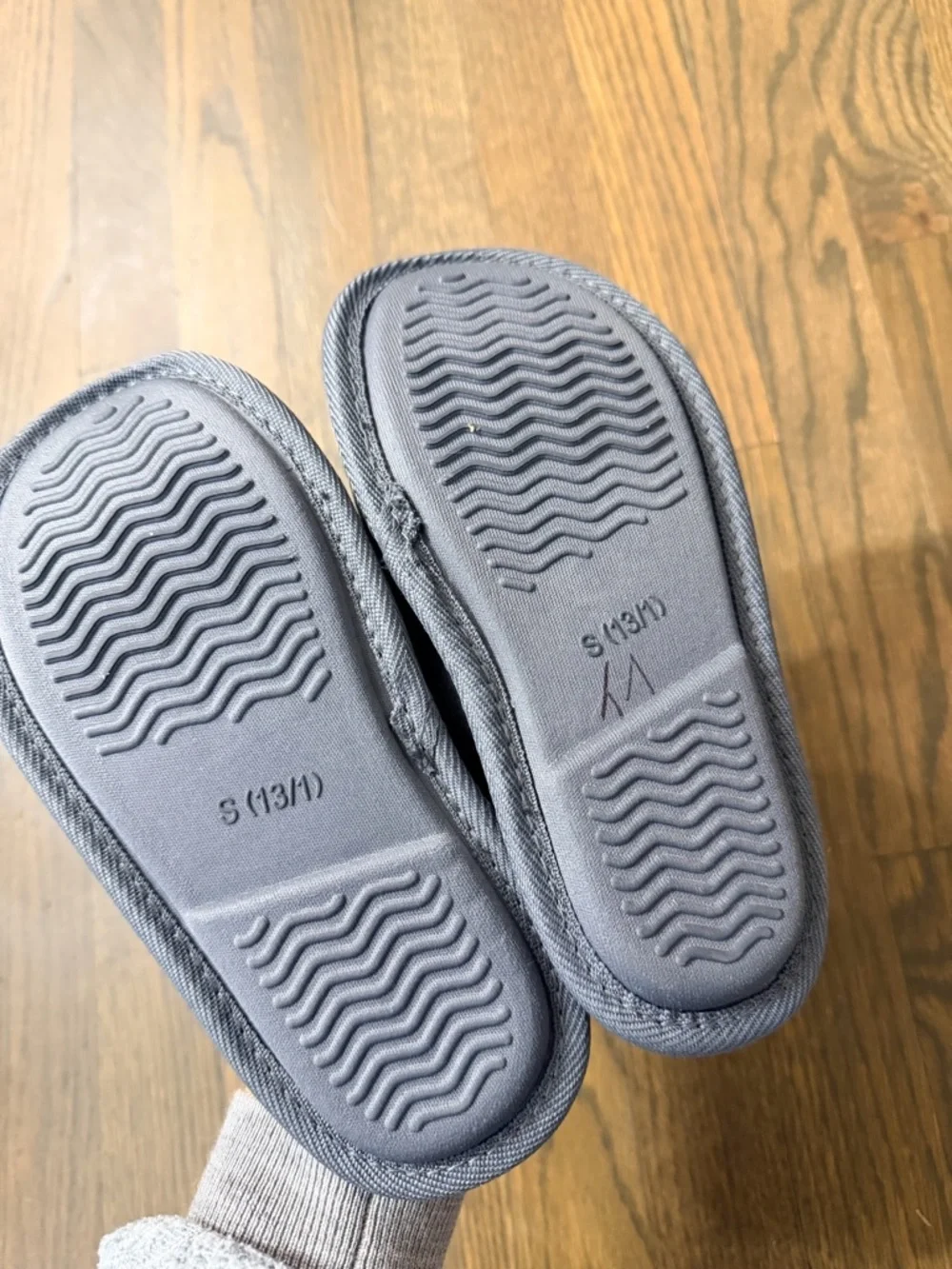 NWT Cat& Jack Kids Grey Fleece-Lined Slippers - Small 13/1